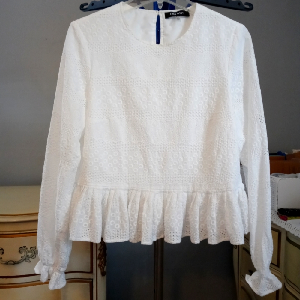 Ladies eyelet lace style ruffle bottom blouse M